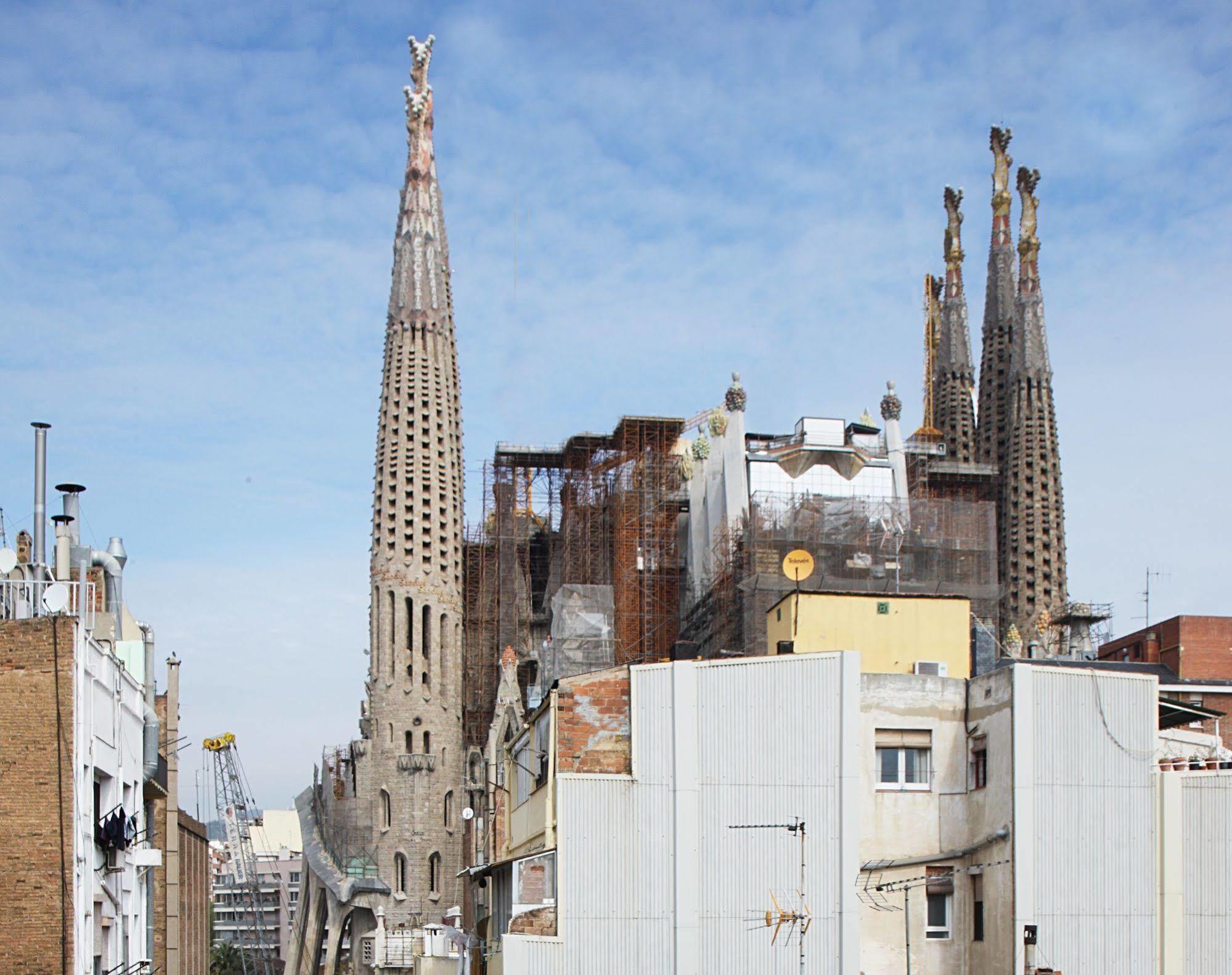 Mh Apartments S. Familia Barcelona Exterior photo